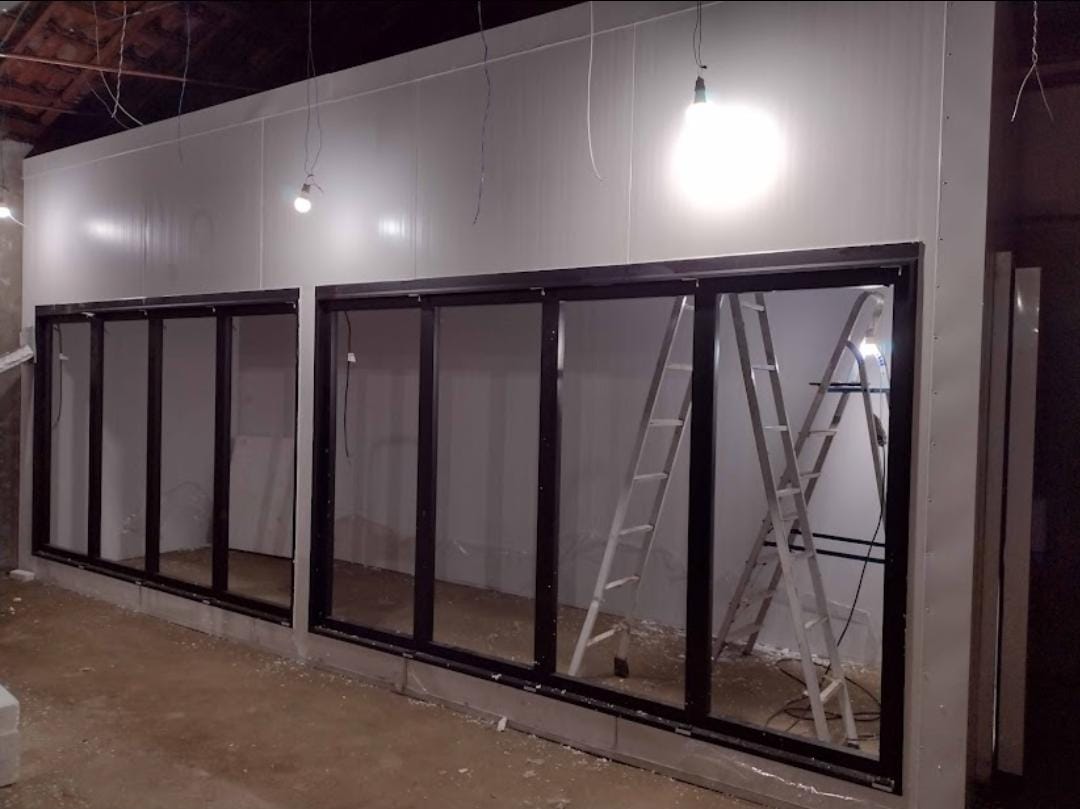 Estrutura de entrada com portas industriais para câmara fria