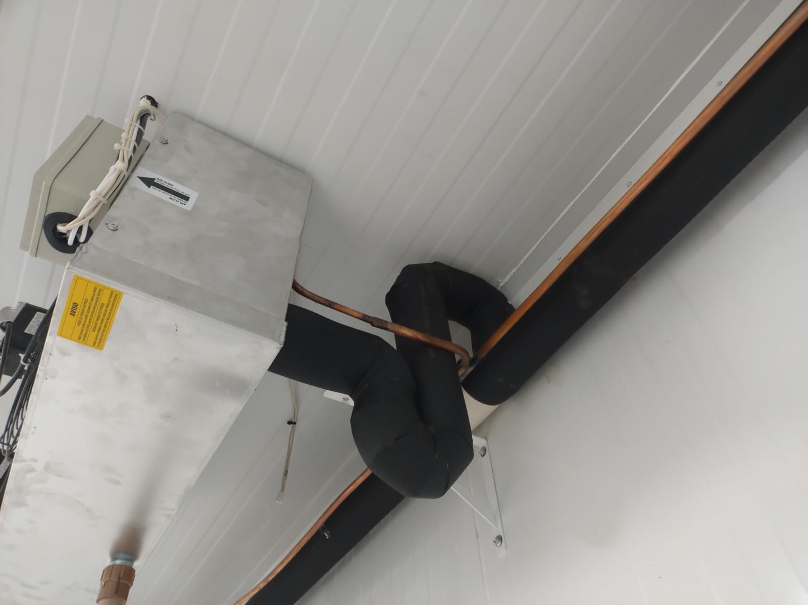 Instalação elétrica e tubulações para câmara fria em Extrema