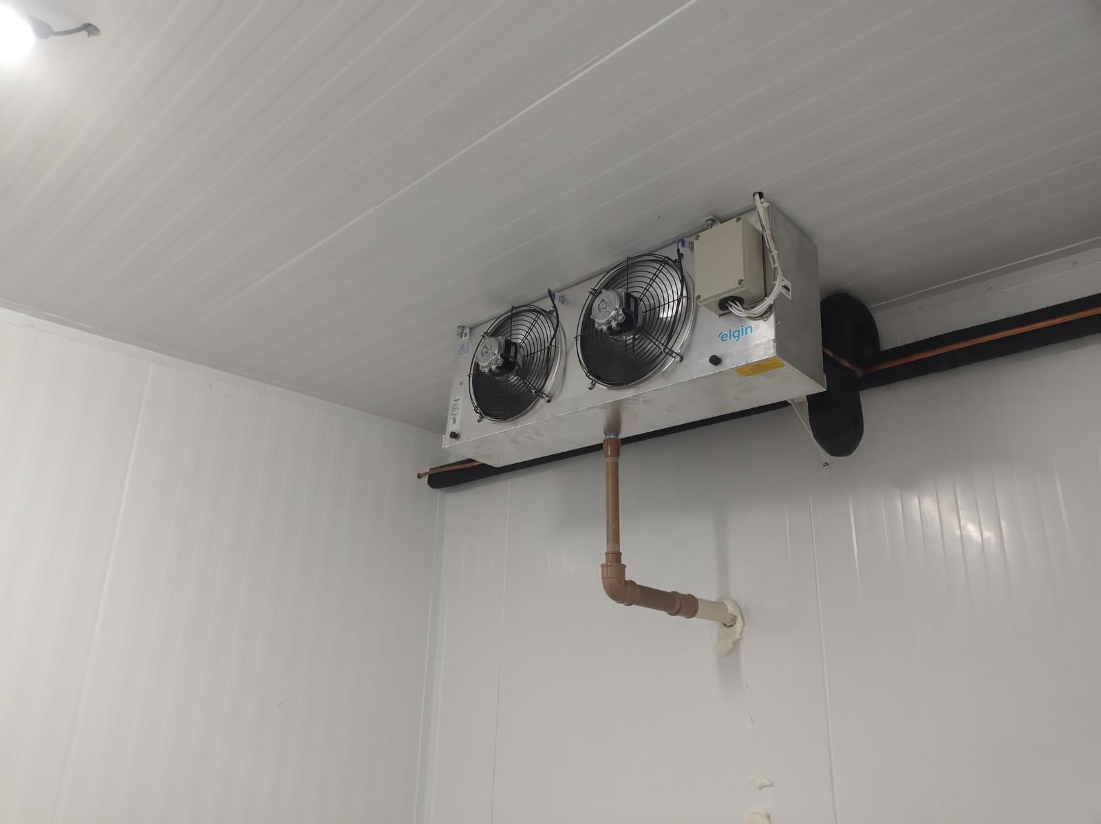 Evaporadora instalada no teto de câmara fria industrial