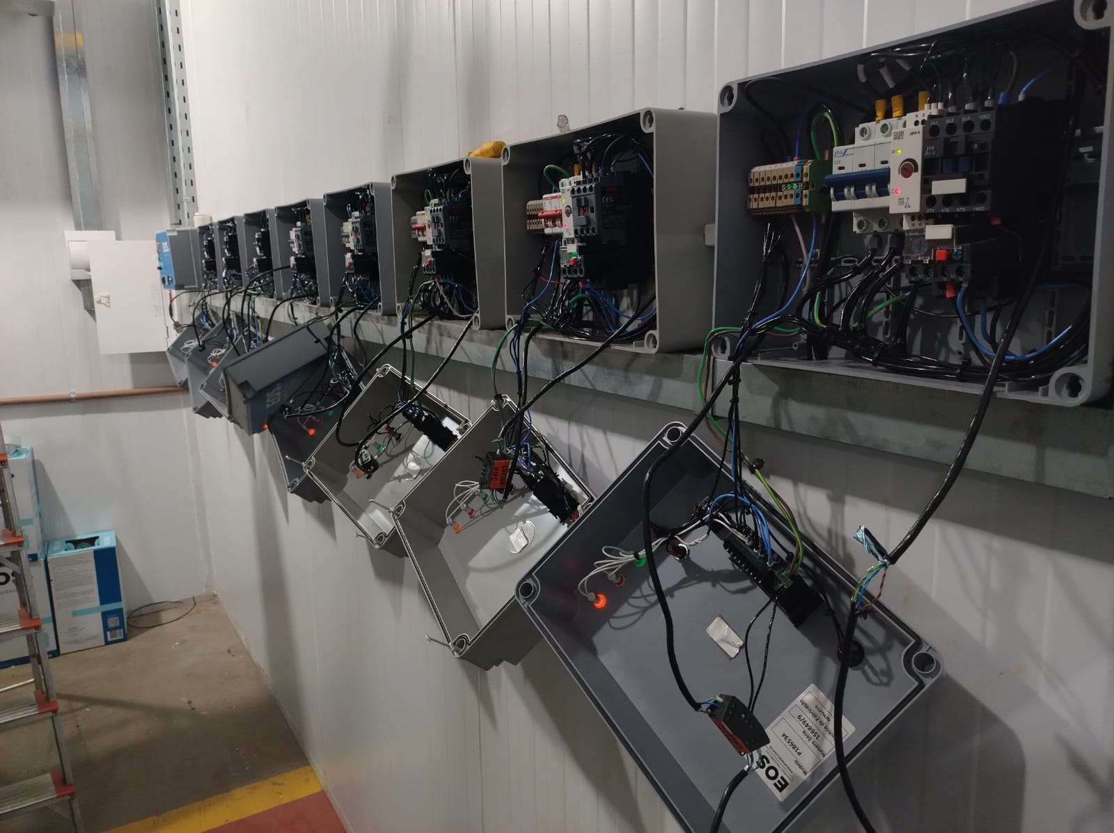 Painéis elétricos de câmara fria industrial – IW Climatização